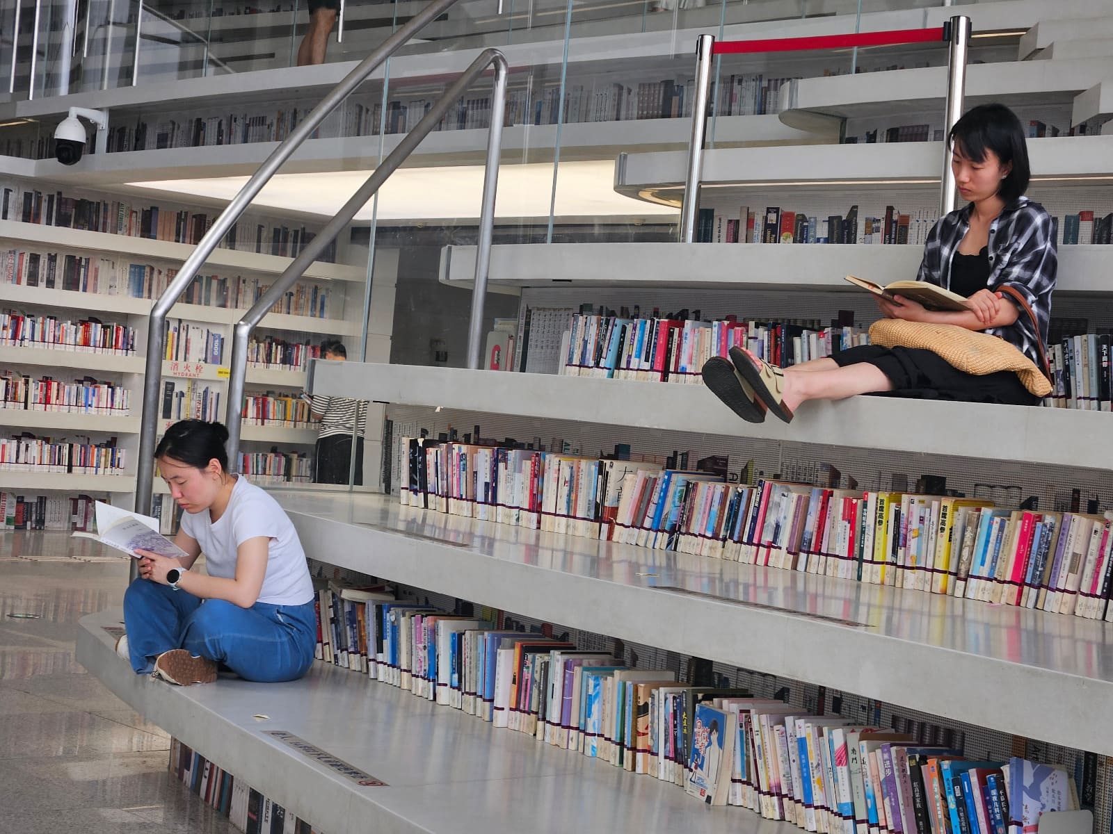 La biblioteca Tianjin Binhai, es uno de los diseños futuristas más reconocidos en China, por su capacidad de poder albergar 1,2 millones de libros.